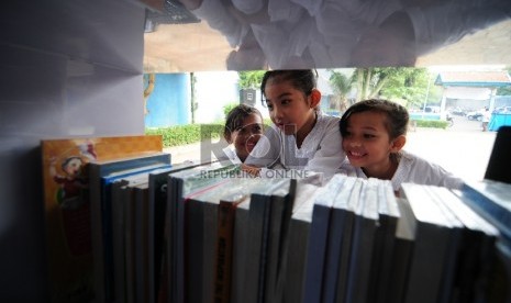 Perpustakaan Keliling: Sejumlah siswa membaca buku perpustakaan keliling di SD Angkasa 3 komplek Husein, Kota Bandung, Jumat (27/2).