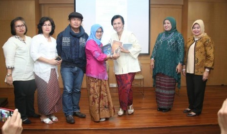 Perpustakaan MPR menggelar acara 'Wakil Rakyat Bicara Buku' bertema Poetri Poetry, Bincang dan Baca Puisi Perempuan Penyair di ruang Presentasi Perpustakaan MPR, Jakarta, Jumat (21/4).