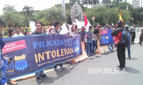 Persatuan Mahasiswa Islam Indonesia gelar unjuk rasa aksi solidaritas dan teatrikal memprotes merebaknya isu SARA menjelang Pilkada DKI Jakarta, pada Rabu (29/3) di sekitar Bundaran HI, Jakarta Pusat.