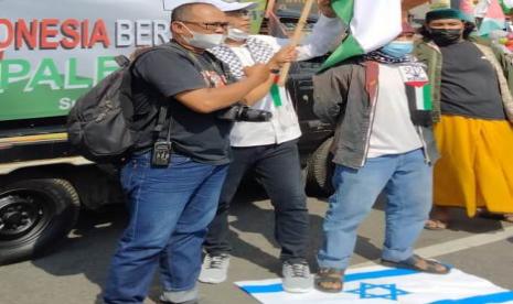 Persatuan Pemuda Pemudi Pejuang Islam Indonesia Aksi Bela Palestina menggelar aksi mendukung kemerdekaan Palestina di depan Gedung DPRD Jawa Timur (Jatim), Kota Surabaya, Senin (17/5) pagi WIB. 