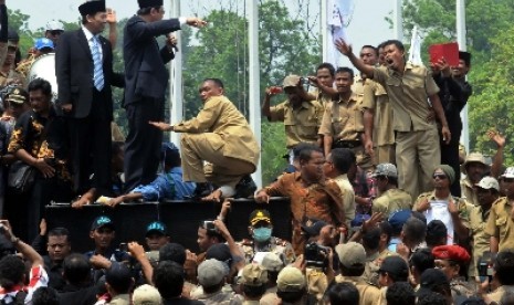 Persatuan Perangkat Desa Indonesia (PPDI) dan Aliansi Desa Indonesia (ADI) saat menggelar aksi demo di depan gedung DPR, Jakarta, Jumat (14/12).