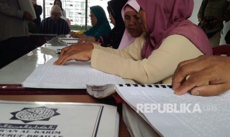 Persatuan Tuna Netra Indonesia (Pertuni) Sumut kembali menggelar pengajian atau tadarus Alquran di kantor DPD Pertuni Sumut, Jl Sampul, Medan. Para peserta tadarus yang terdiri dari remaja hingga orang tua bergantian membaca Alquran dengan huruf braille.