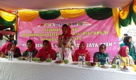 Persaudaraan Istri Anggota (PIA) DPR menyelenggarakan bakti sosial di Kabupaten Pidie Jaya, Provinsi NAD. 