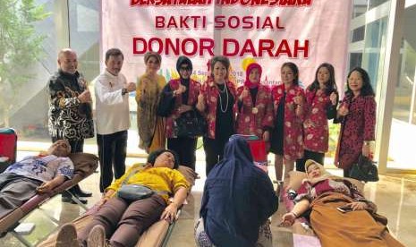 Persaudaraan Istri Anggota (PIA) DPR RI merayakan peringatan HUT ke-73 DPR dengan menyelenggarakan bakti sosial donor darah serta mengunjungi pengungsi korban gempa di Lombok.