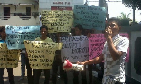 Persaudaraan Muda Indonesia Timur menggelar aksi di PN Jakarta Selatan, Senin (3/8). Mereka menuntut agar Bupati Morotai Rusli Sibua dibebaskan.