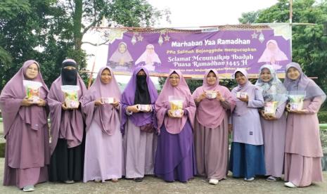 Persaudaraan Muslimah (PC Salimah) Bojonggede, Kabupaten Bogor bagikan ribuan takjil di tujuh Desa/Kelurahan, yaitu Bojonggede, Kedung Waringin, Susukan, Cimanggis, Bojong Baru, Pabuaran, dan Rawa Panjang pada Ahad (24/3/2024).