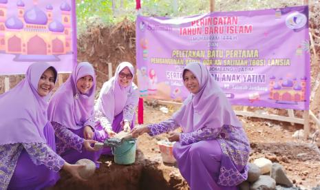 Persaudaraan Muslimah (Salimah), melaksanakan kegiatan peletakan batu pertama pembangunan Baitul Quran Salimah (BQS) Lansia di Jombang, Jawa Timur, dan Santunan Anak Yatim, Sabtu (30/7/2022).