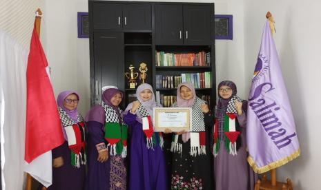  Persaudaraan Muslimah (Salimah) menyerahkan bantuan dana sebesar Rp1 Miliar untuk masyarakat Palestina. 