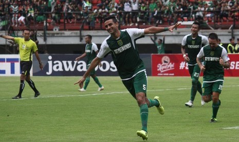 Persebaya Kalahkan Persidago: Pesepak bola Persebaya Surabaya Otavio Dutra (tengah) melakukan selebrasi usai mencetak gol saat menghadapi Persidago Gorontalo pada pertandingan babak 16 besar leg kedua Piala Indonesia di Stadion Gelora Bung Tomo, Surabaya, Jawa Timur, Sabtu (23/2/2019). 