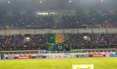 Persembahan koreografi untuk Persebaya dan Surabaya yang sempat digncang teror bom dari komunitas penggemar Persib, Viking Bandung Club pada laga kontra PSM Makassar, Gelora Bandung Lautan Api, Bandung, Rabu (23/5). 