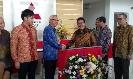 Persemian diler Mitsubishi di Sidoarjo, Senin (14/3).