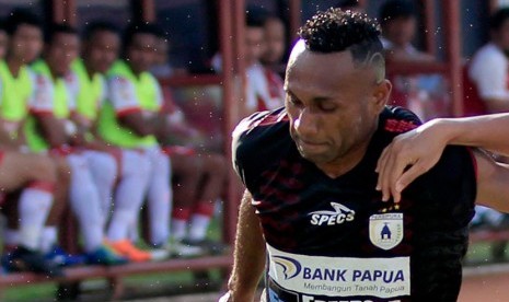 Persepak Bola Persipura Jayapura Titus Bonai.