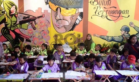 Persiapan dana pendidikan sekolah perlu dilakukan sejak anak sedini mungkin, demi mengejar kenaikan angka inflasi biaya pendidikan.