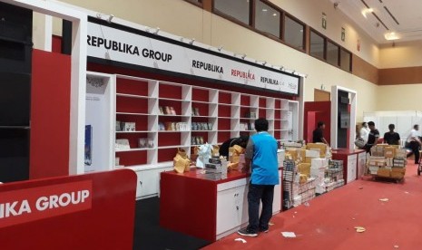 Persiapan IBF 2019. Sejumlah penerbit yang menjadi peserta dalam acara Islamic Book Fair 2019 sedang melakukan persiapan di stand pameran yang telah disediakan, Selasa (26/2) sore. Beberapa karyawan penerbit tampak sibuk mengeluarkan buku-buku dari kardus yang baru saja tiba.