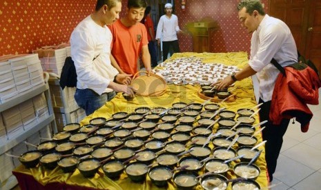  Persiapan iftar pada 'Buka Puasa Bersama Loper dan Pengecer Koran Republika' di Hotel Lingga, Kota Bandung, Sabtu (19/7). (Republika/Edi Yusuf)