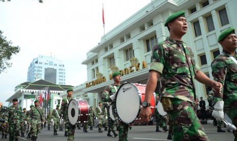 Persiapan KAA: Barisan drum band dari TNI AD melewati Gedung Merdeka saat simulasi puncak prosesi Konferensi Asia Afrika (KAA) ke-60 di kawasan Gedung Merdeka, Jl Asia Afrika, Kota Bandung, Rabu (22/4). Menjelang puncak KAA pada 24 April 2015, lokasi terse