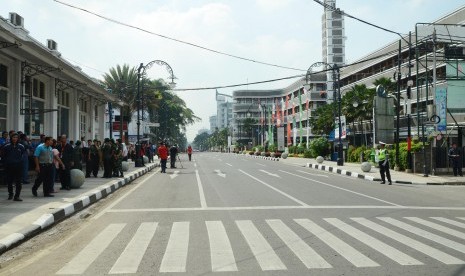 Persiapan KAA: Jl Asia Afrika lengang saat simulasi puncak prosesi Konferensi Asia Afrika (KAA) ke-60 di kawasan Gedung Merdeka, Jl Asia Afrika, Kota Bandung, Rabu (22/4). Menjelang puncak KAA pada 24 April 2015, lokasi tersebut saat ini sudah diseterilkan