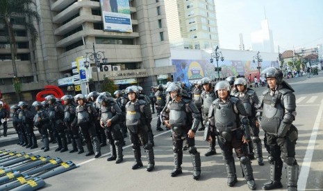 Persiapan KAA: Petugas keamanan dari kepolisian berjaga-jaga di Jl Braga pendek salah satu jalan masuk kawasan Gedung Merdeka saat simulasi puncak prosesi Konferensi Asia Afrika (KAA) ke-60 di kawasan Gedung Merdeka, Jl Asia Afrika, Kota Bandung, Rabu (22/