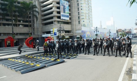 Persiapan KAA: Petugas keamanan dari kepolisian berjaga-jaga di Jl Braga pendek salah satu jalan masuk kawasan Gedung Merdeka saat simulasi puncak prosesi Konferensi Asia Afrika (KAA) ke-60 di kawasan Gedung Merdeka, Jl Asia Afrika, Kota Bandung, Rabu (22/