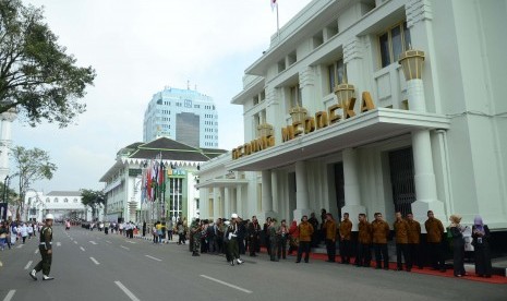 Persiapan KAA: Petugas keamanan dari Paspampres berjaga-jaga di depan Gedung Merdeka saat simulasi puncak prosesi Konferensi Asia Afrika (KAA) ke-60 di kawasan Gedung Merdeka, Jl Asia Afrika, Kota Bandung, Rabu (22/4). Menjelang puncak KAA pada 24 April 20