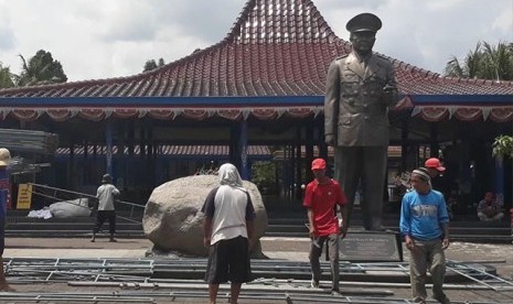 Persiapan kedatangan jenazah Probosutedjo di Museum Jendral Besar HM Soeharto di Dusun Kemusuk, Bantul, Senin (26/3).