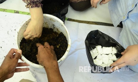 Pupuk organik. Dinas Lingkungan Hidup dan Kebersihan (DLHK) Kota Depok terus mendorong partisipasi masyarakat dalam penghijauan dengan membagikan pupuk organik gratis.