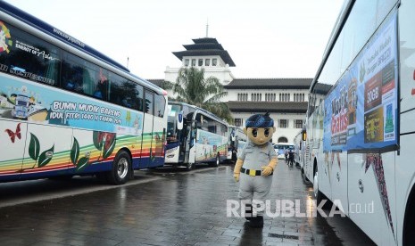 Persiapan Mudik Gratis Sasarengan Urang Mudik ka Lembur (Salembur) Angkutan Lebaran tahun 2019, di halaman Gedung Sate, Kota Bandung. Pemkot Bandung Gelar Mudik Gratis ke Lima Kota, Pendaftaran Dibuka Hari Ini