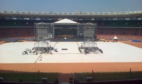 Persiapan panggung Metallica. Foto diambil pada Sabtu (24/8) kemarin