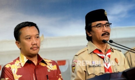  Persiapan Pelaksanaan Jamnas Pramuka. (dari kiri) Menpora Imam Nahrawi bersama Ketua Kwartir Nasional Gerakan Pramuka Adhyaksa Dault memberikan keterangan pers usai bertemu dengan Presiden RI Joko Widodo di Istana Merdeka, Jakarta, Jumat (5/2).