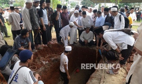  Persiapan pemakaman Almarhum KH. Hasyim Muzadi di komplek Pesantren Al-Hikam, Depok, Jabar, Kamis (16/3).