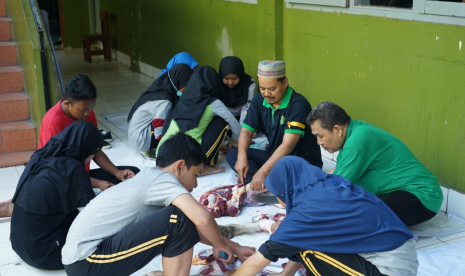 Persiapan pembagian daging kurban untuk warga sekitar MTsN 1 Bogor