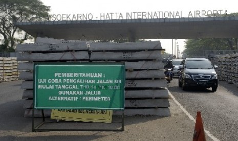 Persiapan pembangunan kereta api Bandara Soekarn0-Hatta di Tangerang, Banten, Senin (6/10).