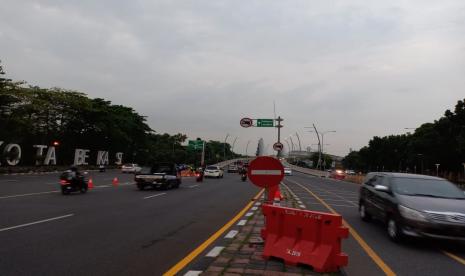 Persiapan penutupan flyover Summarecon Bekasi, Kamis (31/12).