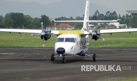 Persiapan pesawat N219 sebelum Flight Test di di landasan pacu Bandara Husain Sastranegara, Kota Bandung, Rabu (16/8).