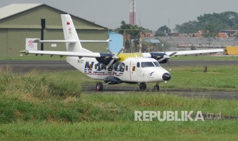 Persiapan pesawat N219 sebelum Flight Test di di landasan pacu Bandara Husain Sastranegara, Kota Bandung, Rabu (16/8)