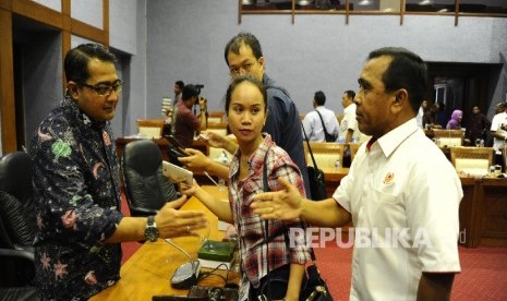  Ketua Umum KONI Pusat Tono Suratman (kanan), berpamitan dengan Ketua Komisi X Teuku Riefky Harsya (kiri), usai mengikuti Rapat Dengar Pendapat dengan Komisi X DPR RI di Komplek Parlemen Jakarta, Kamis (11/2).   (Republika/Tahta Aidilla)