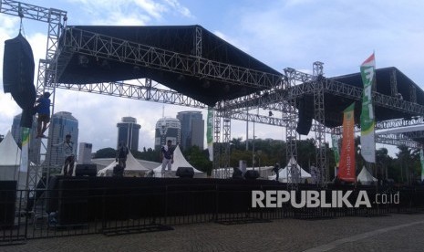 Persiapan Senandung Sholawat dan Dzikir 212. Panitia tengah mempersiapkan panggung untuk acara senandung sholawat dan dzikir 212 di Monas.