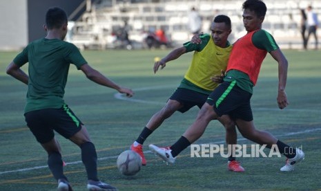 Persiapan Timnas U-22 Jelang Melawan Kamboja. Pemain Timnas U-22 Todd Rivaldo Ferre (tengah) berebut bola ke rekannya Bagas Adi (kanan) dalam latihan menjelang pertandingan Sepak Bola AFF U-22 di lapangan Stadion AIA - Home Of Western, Phnom Penh, Kamboja, Kamis (21/2/2019). 