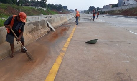 Persiapan ujicoba Jalan Tol Cijago Seksi II Cisalak-Kukusan, Minggu (2/6). Rencananya, Senin (3/6) akan diberlakukan uji coba operasi fungsional gartis. Diharapkan dengan beroperasinya Jalan Tol Cijago II dapat mengurangi beban kemacetan di Jalan Margonda dan Jalan Juanda.