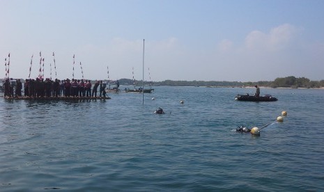 Persiapan upacara bendera bawah laut di Kawasan Ekonomi Khusus Tanjung Lesung, Banten. Menteri Pariwisata dan Ekonomi Kreatif, Sandiaga Salahuddin Uno, mengatakan, destinasi wisata di sekitar kawasan Jabodetabek akan mendapatkan limpahan pengunjung saat momen libur lebaran tahun ini. 