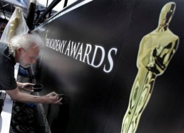 Persiapan menjelang penganugrahan Piala Oscar ke-83 di Kodak Theater, Los Angeles