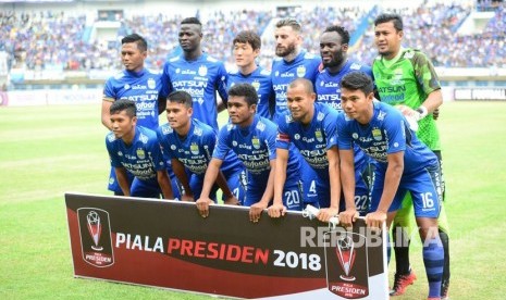 Tim Persib Bandung pada laga perdana Piala Presiden antara Persib Bandung melawan Sriwijaya FC di Stadion Gelora Bandung Lautan Api, Bandung, Selasa (16/1).