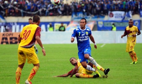 Persib Bandung Atep (7), berebut bola dengan pesepakbola Sriwijaya FC Aabdoulaye Youssouf Maiga (5), dalam laga kompetisi Indonesia Super League di stadion Jalak Harupat, Bandung, Jawa Barat, Minggu (2/2). Persib Bandung berhasil mengalahkan Sriwijayan FC 