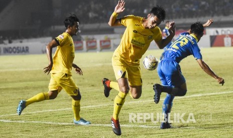 Persib Bandung Ditahan Imbang Semen Padang FC. Bek Persib Bandung Henhen Herdiana berebut bola dengan pemain Semen Padang FC dalam laga lanjutan Liga 1 2019 di Stadion Si Jalak Harupat, Kabupaten Bandung, Rabu (18/9). 