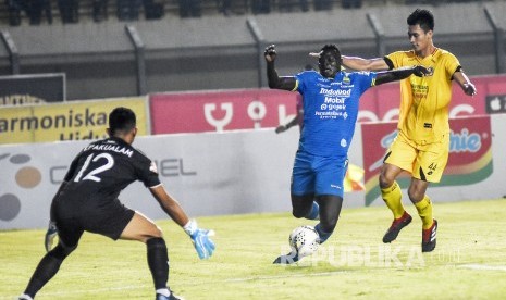 Persib Bandung Ditahan Imbang Semen Padang FC. Penyerang Persib Bandung Ezechiel Ndouasel berusaha menendang bola dalam laga lanjutan Liga 1 2019 di Stadion Si Jalak Harupat, Kabupaten Bandung, Rabu (18/9).