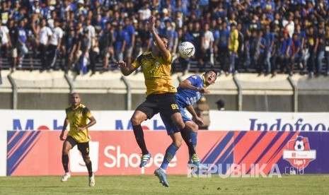 Bek PS Barito Putera Cassio Fransisco De Jesus (kiri) berusaha menyundul bola dalam laga lanjutan Liga 1 2019 di Stadion Si Jalak Harupat, Kabupaten Bandung, Ahad (24/11).