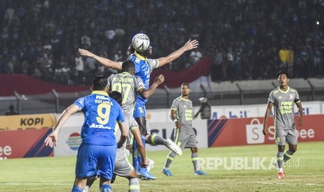 Persib Bandung Imbang Melawan  Borneo FC. Pemain Persib Bandung berebut bola dengan pemain Borneo FC dalam laga lanjutan Liga 1 2019 di Stadion Si Jalak Harupat, Kabupaten Bandung, Rabu (14/8).