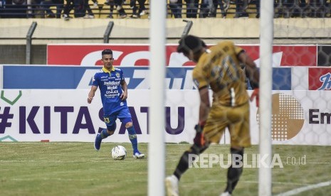 Gelandang Persib Bandung Kim Jeffrey Kurniawan (kiri).