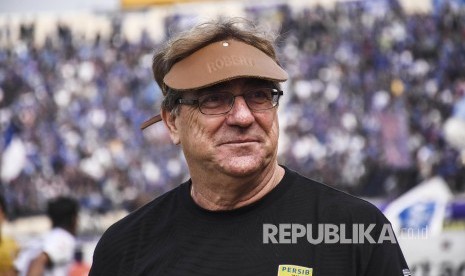 Persib Bandung Imbang Melawan Madura United. Pelatih Persib Bandung Robert Rene Alberts saat pertandingan Sepak Bola Liga 1 2019 di Stadion Si Jalak Harupat, Kabupaten Bandung, Ahad (23/6).