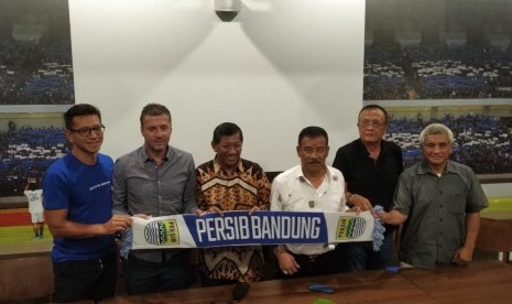 Persib Bandung memperkenalkan Miljaan Radovic sebagai pelatih Persib di Graha Persib, Jalan Sulanjana, Kota Bandung, Rabu (9/1). 